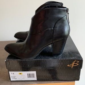 B Makowsky BFQuill Black leather bootie size 7.5